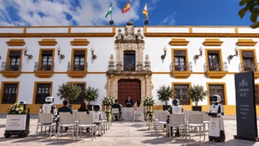 Ceremonia civil con numerosas plazas vacías y robots asistentes ante el antiguo consistorio de Utrera