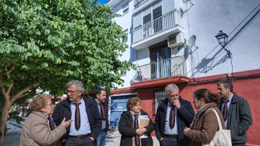Vecinos reunidos en el portal de un bloque de La Fontanilla tras una junta de comunidad en Utrera ICC.