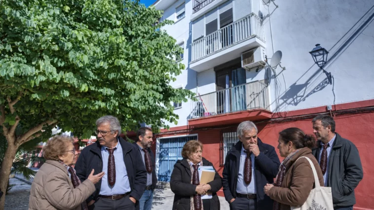 Vecinos reunidos en el portal de un bloque de La Fontanilla tras una junta de comunidad en Utrera ICC.